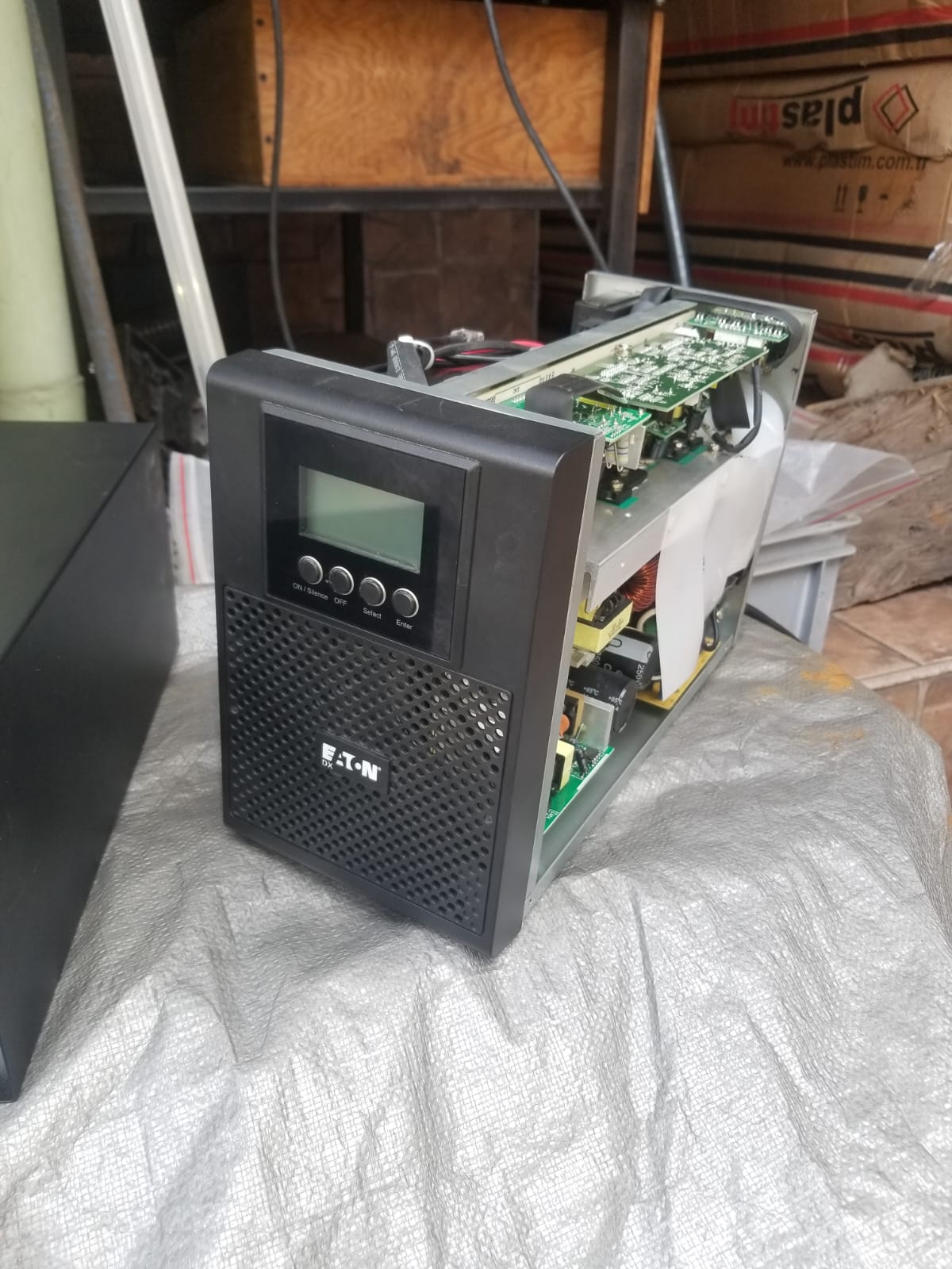 UPS Eaton panel frontal limpio